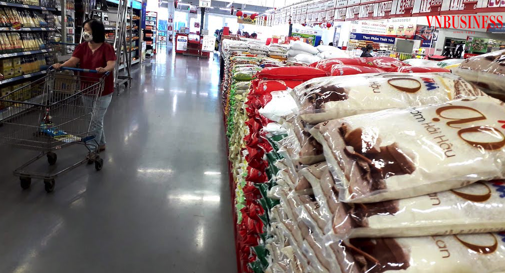 Tình trạng “té nước theo mưa” từ chuyện tăng giá gạo xuất khẩu có thể làm khó cho nông dân và các DN trong ngành hàng nông sản thực phẩm.