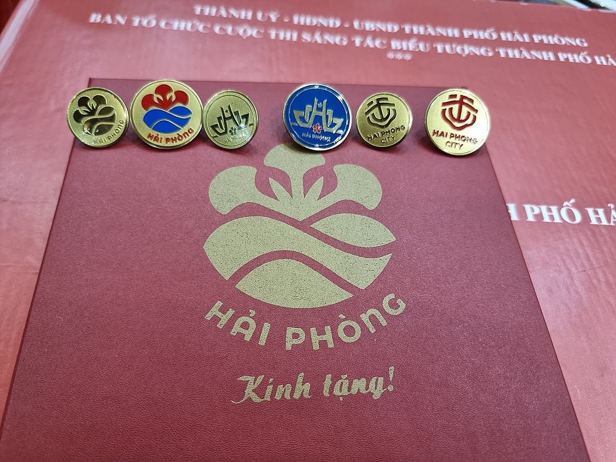 In thử một số mẫu biểu tượng đã lọt vào chung khảo trên chất liệu kim loại.