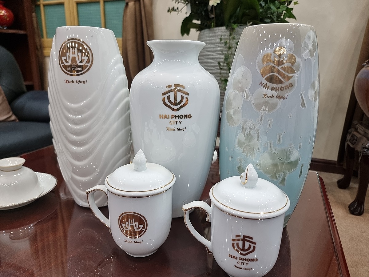 Một số mẫu biểu tượng được thử in trên chất liệu gốm sứ.