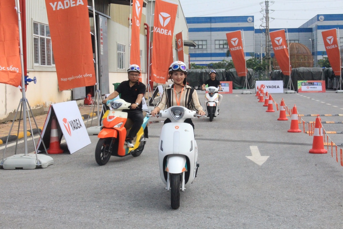 Khách hàng trải nghiệm với xe điện Yadea.