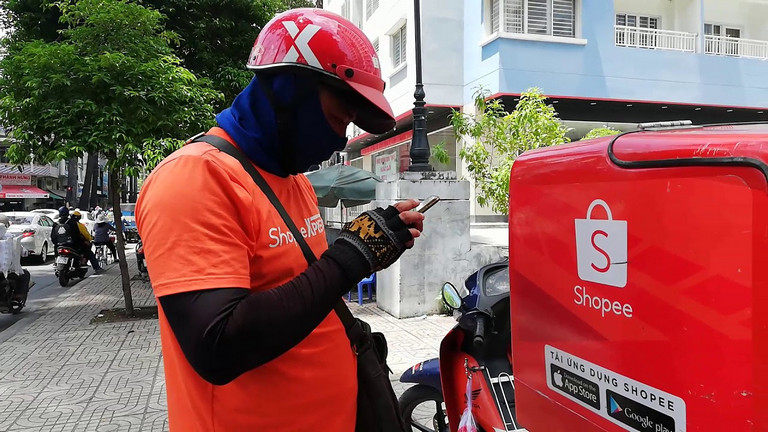 Các sàn TMĐT liên tục cạnh tranh bằng các chương trình khuyến mại để hút khách, trong đó có miễn phí vận chuyển.