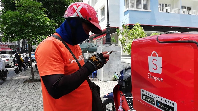 Các sàn TMĐT liên tục cạnh tranh bằng các chương trình khuyến mại để hút khách, trong đó có miễn phí vận chuyển.