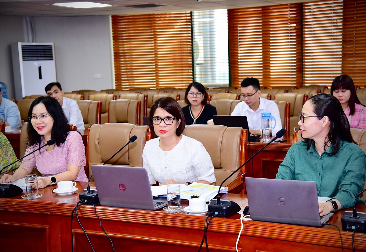 Bà Phạm Thị Thanh Hoài – Thành viên HĐQT VietinBank &lpar;áo trắng&rpar; chủ trì Hội nghị.