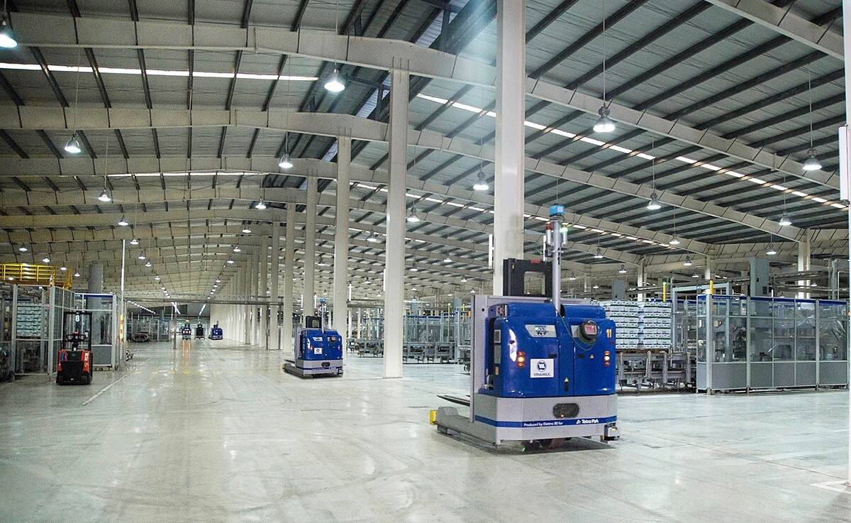 Siêu nhà máy sữa Việt Nam của Vinamilk với công suất 800 triệu lít sữa/năm, giảm phát thải tới 10.000 tấn CO2/năm nhờ các giải pháp công nghệ “xanh” hơn.