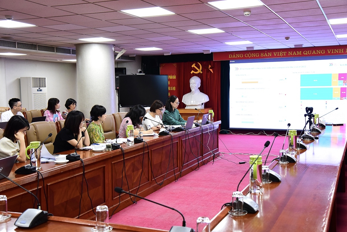 Đại diện VietinBank giải đáp các câu hỏi của Nhà đầu tư tại Hội nghị.