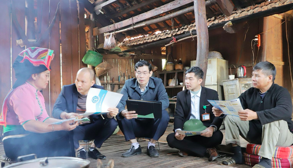 Mô hình tổ xung kích phát triển người tham gia BHXH, BHYT có sự tham gia của cán bộ xã đến nhà dân để tuyên truyền.