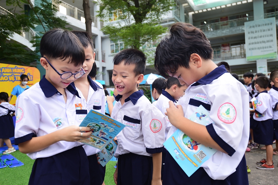 Chuỗi hoạt động tại trường học của Vinamilk giúp trẻ em, những thế hệ người tiêu dùng tương lai, nâng cao nhận thức về môi trường.