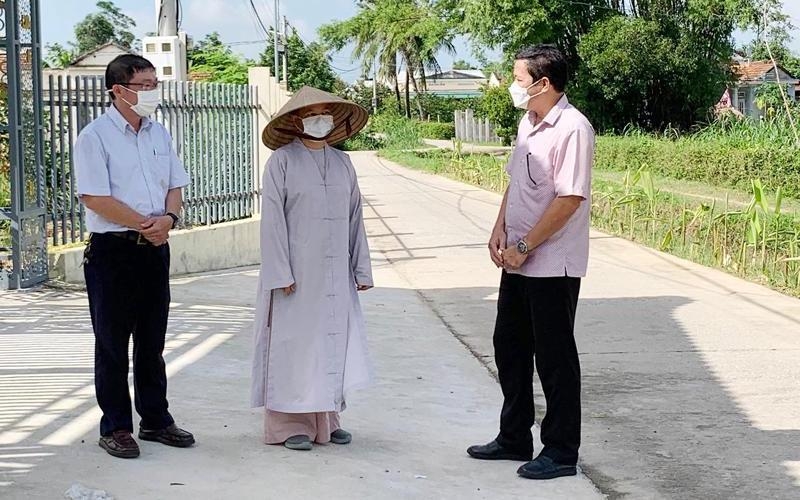 Sư cô Thích Nữ Tuệ Hạnh &lpar;đứng giữa&rpar; có những đóng góp, vận động phật tử tham gia xây dựng nông thôn mới ở địa phương.