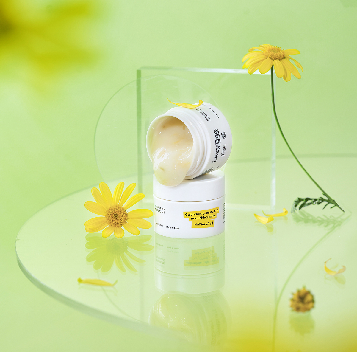 Mặt nạ dạng gel chiết xuất từ hoa cúc chỉ vài bước _vỗ về_ tạo cảm giác thư thái về đêm và khỏe mạnh vào ngày.