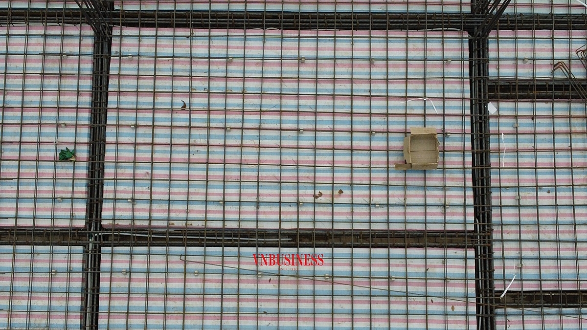 Ảnh chụp 1 ô chiều dài 4,2 m nhưng chỉ có 40 thanh thép đan 2 lớp &lpar;tức là 20 vị trí&rpar;.