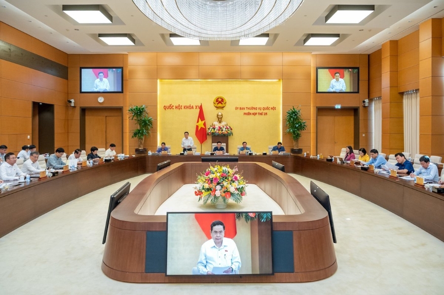 Dưới sự điều hành của Phó Chủ tịch Thường trực Quốc hội Trần Thanh Mẫn, Ủy ban Thường vụ Quốc hội cho ý kiến về dự án Luật Bảo hiểm xã hội &lpar;sửa đổi&rpar;.