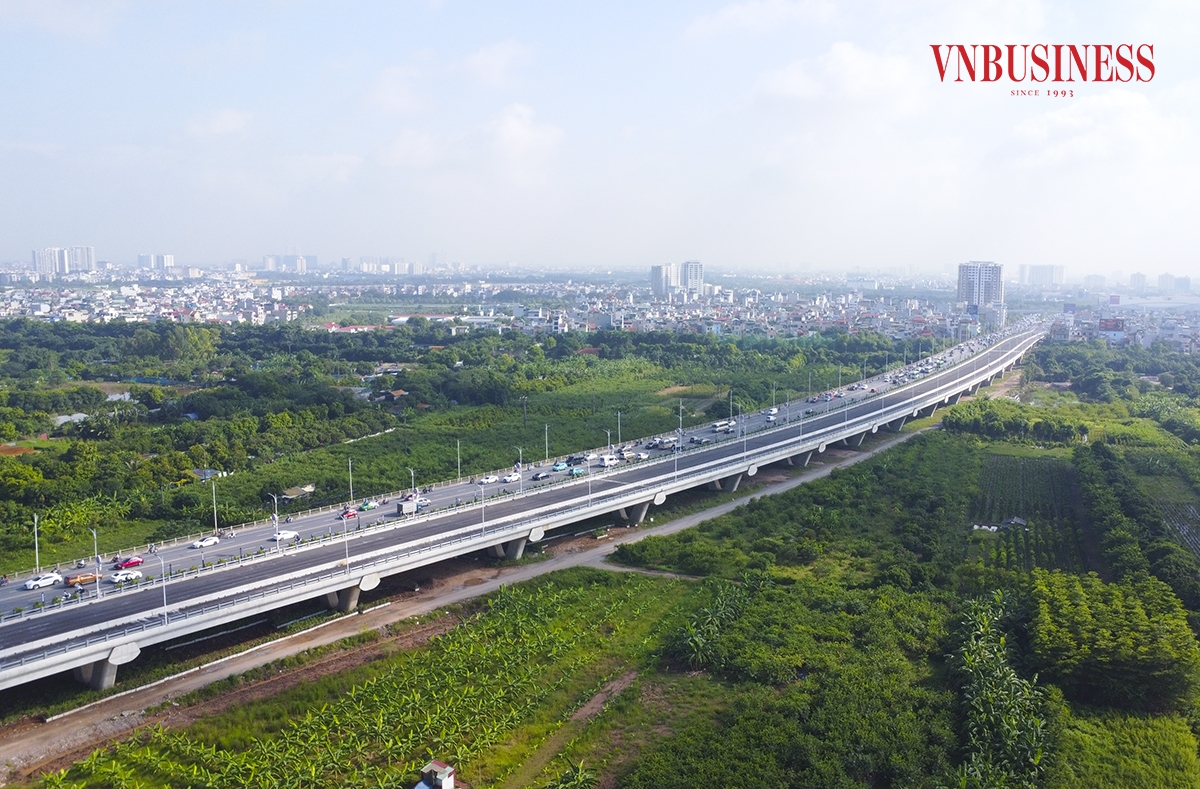 Nằm song song với cầu Vĩnh Tuy, cầu Vĩnh Tuy 2 là cây cầu huyết mạch bắc qua sông Hồng &lpar;Hà Nội&rpar; kết nối với đường Vành đai 2 tăng cường khả năng lưu thông giữa hai bên bờ sông Hồng, đáp ứng nhu cầu vận tải ngày một tăng nhanh giữa trung tâm Thủ đô với khu vực phía Bắc và Đông Bắc TP Hà Nội.