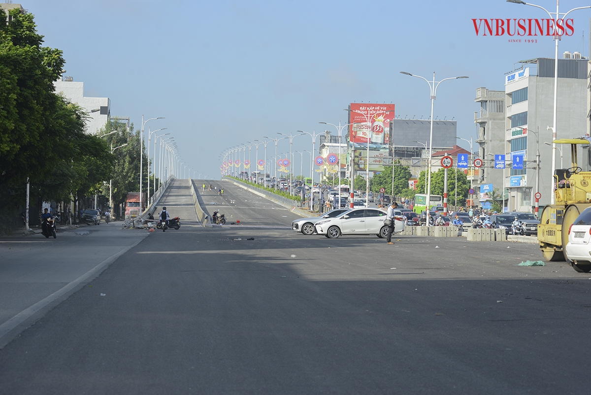 Do công trường xây dựng cầu Vĩnh Tuy 2 ngay sát cạnh cầu Vĩnh Tuy 1, nên quá trình cẩu lắp vật tư, thiết bị trên sông bị hạn chế. Tuy vậy, trong suốt 2 năm thi công, dự án luôn đảm bảo đảm an toàn.