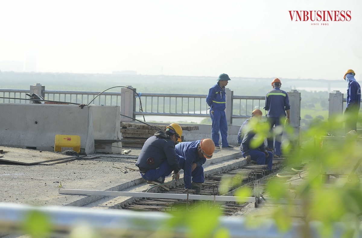 Đơn vị thi công đang gấp rút hoàn thành những hạng mục công việc sau cùng để kịp tổ chức thông xe vào dịp Quốc khánh 2/9.