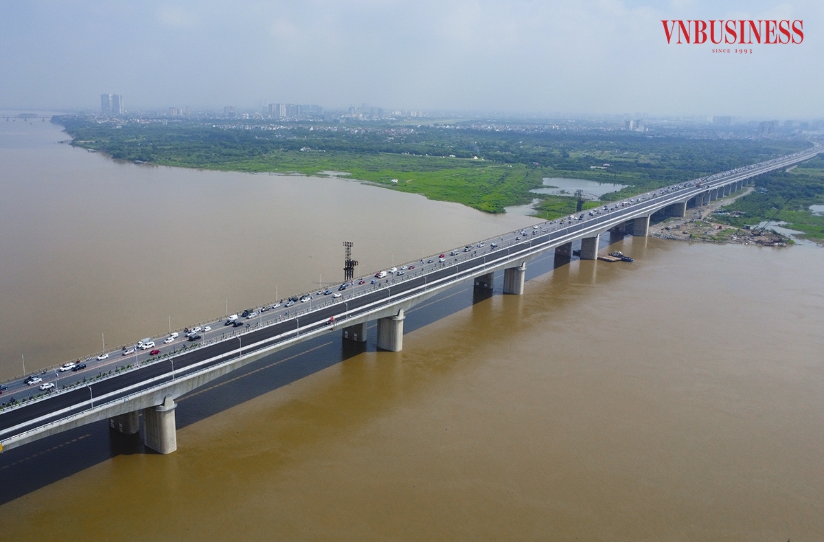 Cầu Vĩnh Tuy 2 được thiết kế gồm 53 nhịp, trong đó 44 nhịp Super T, 3 nhịp đúc hẫng và 6 nhịp dầm bản rỗng liên tục đúc trên đà giáo.