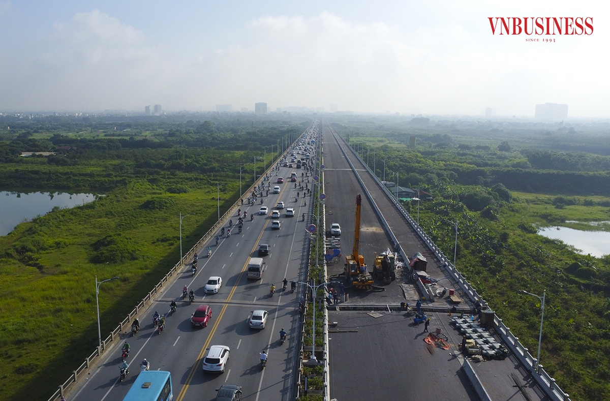 Theo thiết kế, cầu Vĩnh Tuy 1 và 2 có tổng cộng 8 làn xe, trong đó có 4 làn xe ô tô, 2 làn đường xe buýt và làn xe thô sơ. Sau khi hoàn thiện, đây sẽ là cây cầu đầu tiên tại Hà Nội có làn đường dành riêng cho xe buýt.