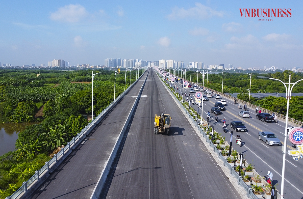 Cầu có làn đường dành cho xe buýt, xe máy và xe thô sơ khá rộng.