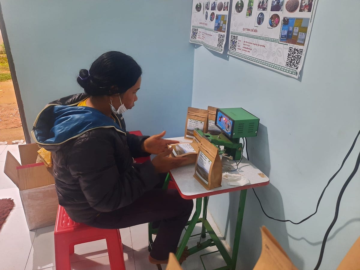 Sản phẩm cà phê hữu cơ được các thành viên rang xay thủ công và đóng gói.