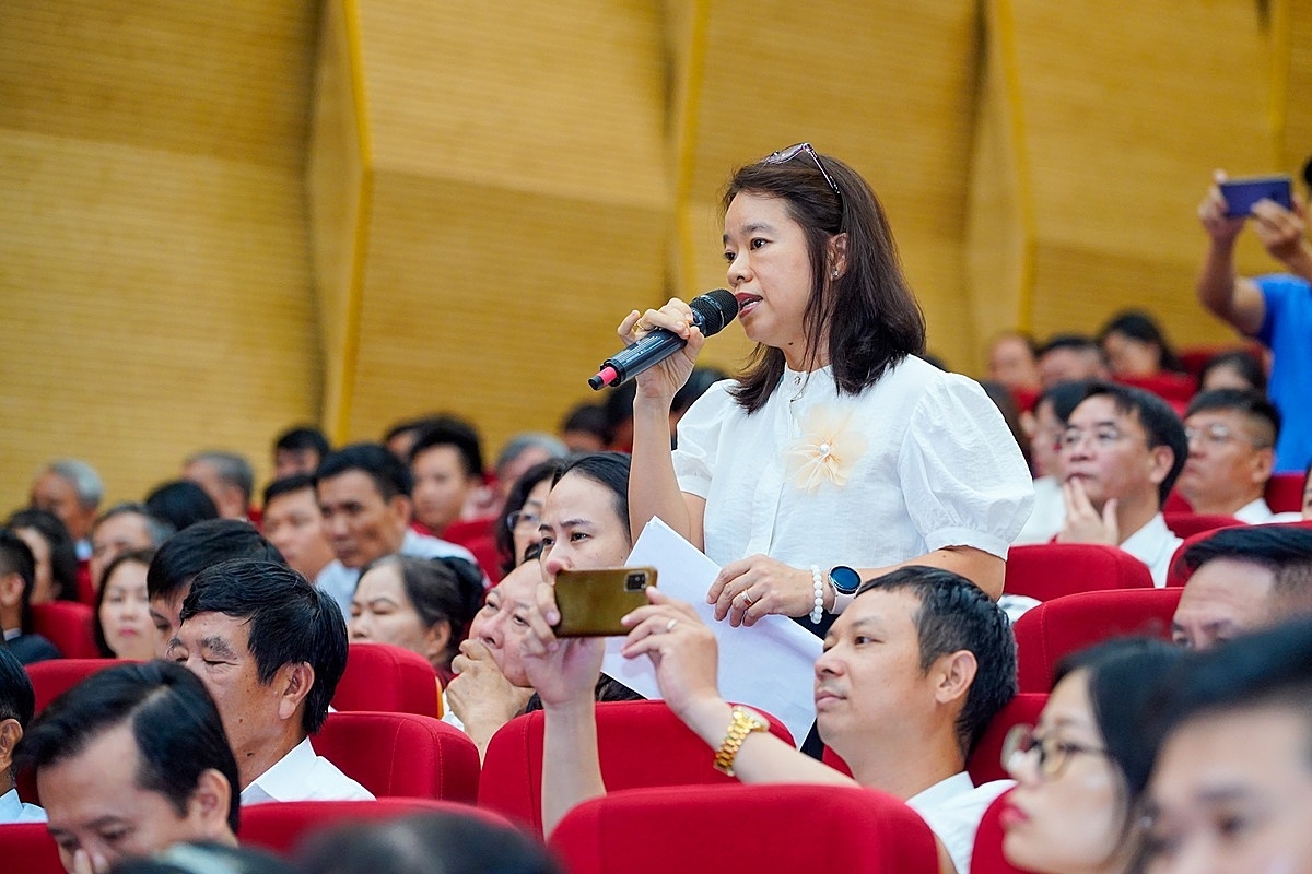 Đại diện doanh nghiệp phát biểu.