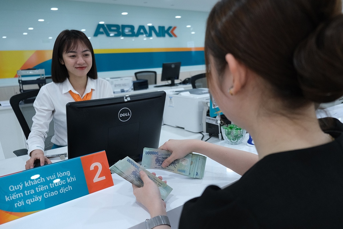 Tại bảng kết quả kinh doanh, Thu nhập từ hoạt động dịch vụ của ABBANK sau kiểm toán tăng hơn 30 tỷ đồng, đạt 745 tỷ đồng.