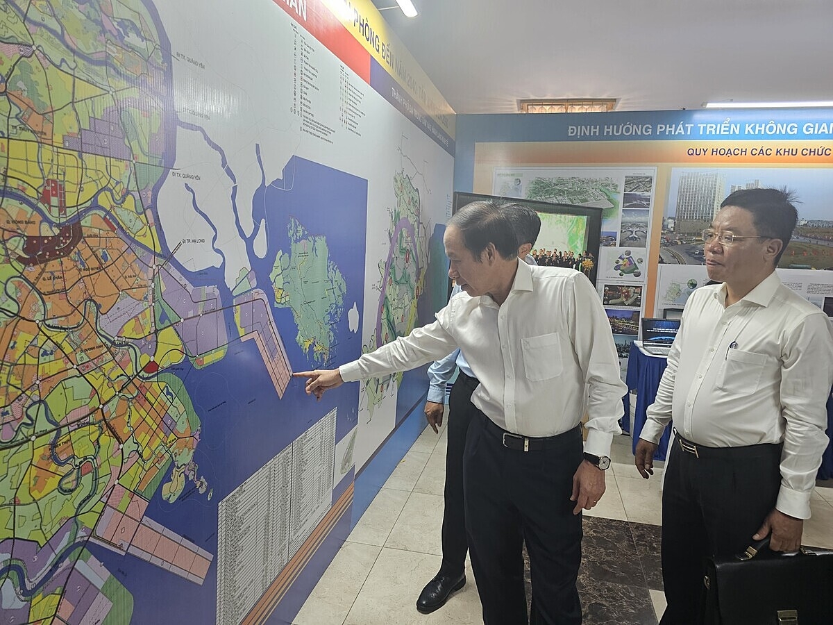 Lãnh đạo TP Hải Phòng thăm quan các gian hàng.