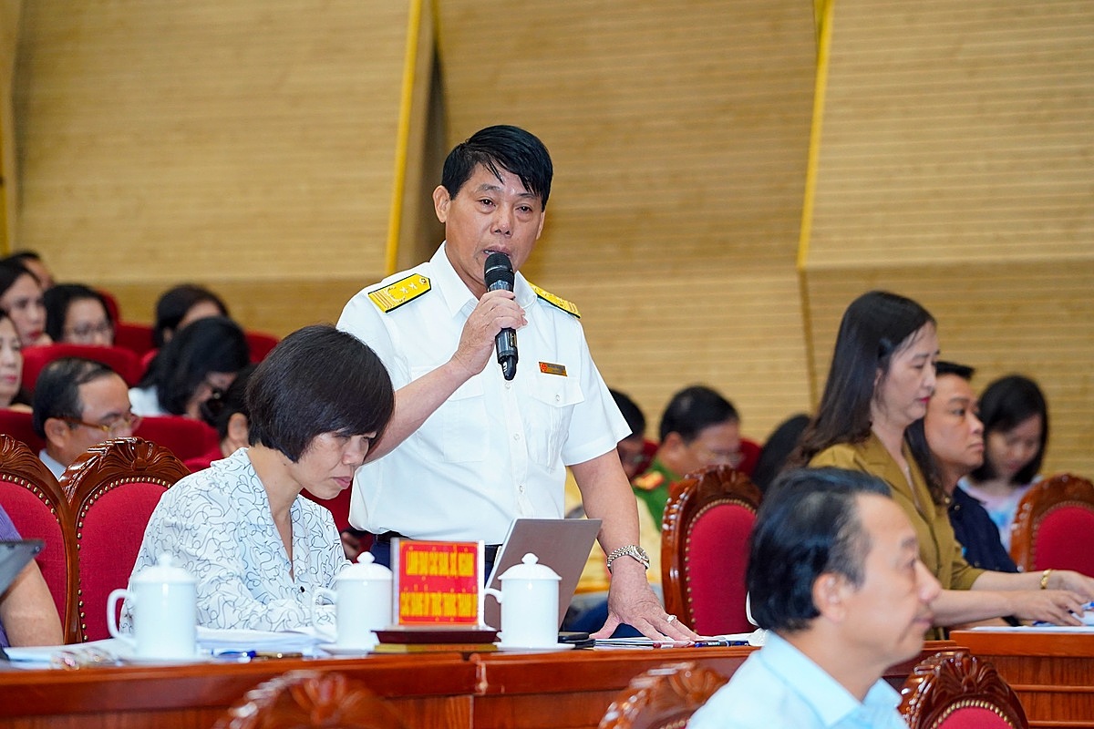 Lãnh đạo Cục thuế TP Hải Phòng giải đáp các thắc mắc của doanh nghiệp liên quan đến lĩnh vực thuế.