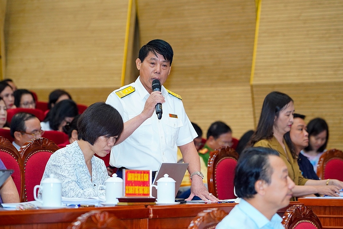 Lãnh đạo Cục thuế TP Hải Phòng giải đáp các thắc mắc của doanh nghiệp liên quan đến lĩnh vực thuế.