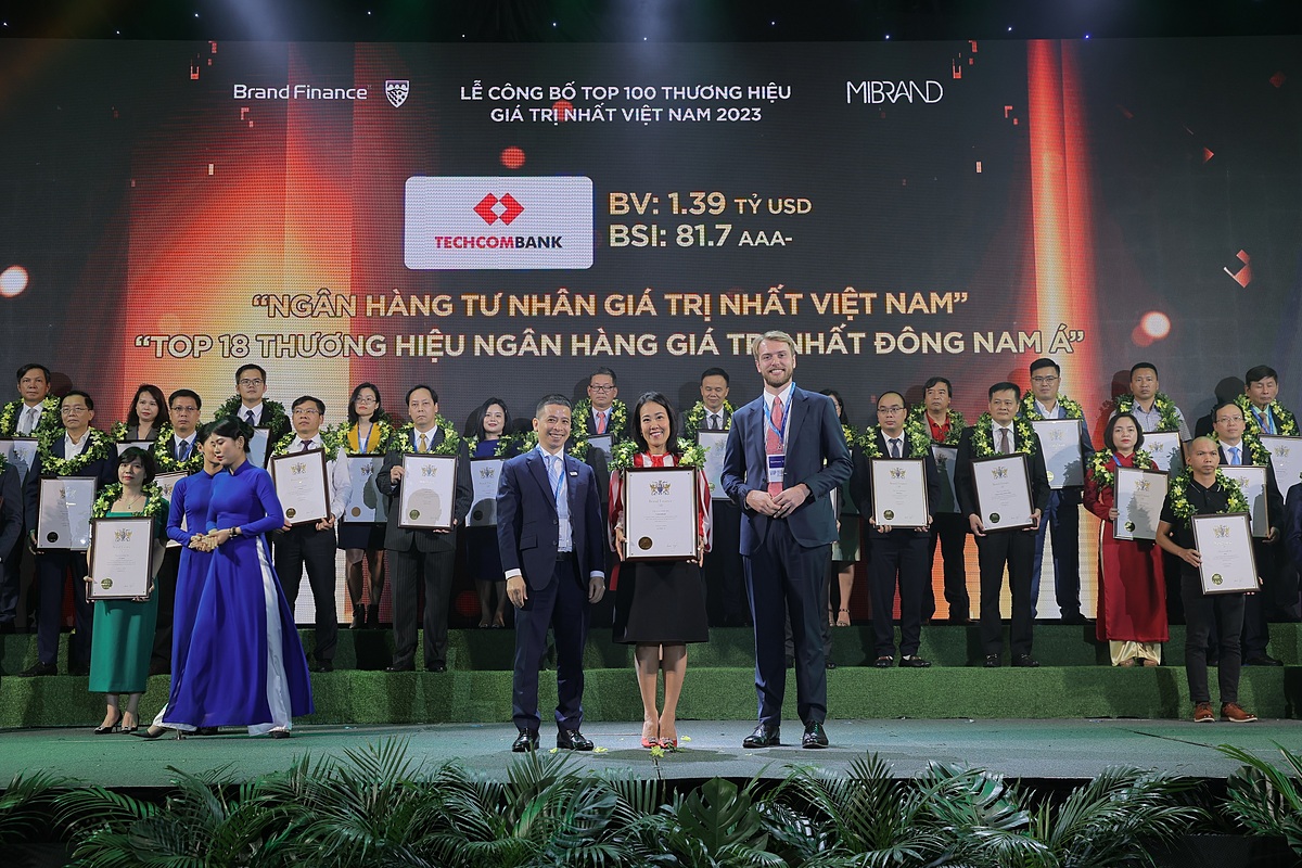 CMO Thái Minh Diễm Tú tại lễ công bố top 100 thương hiệu giá trị nhất Việt Nam.
