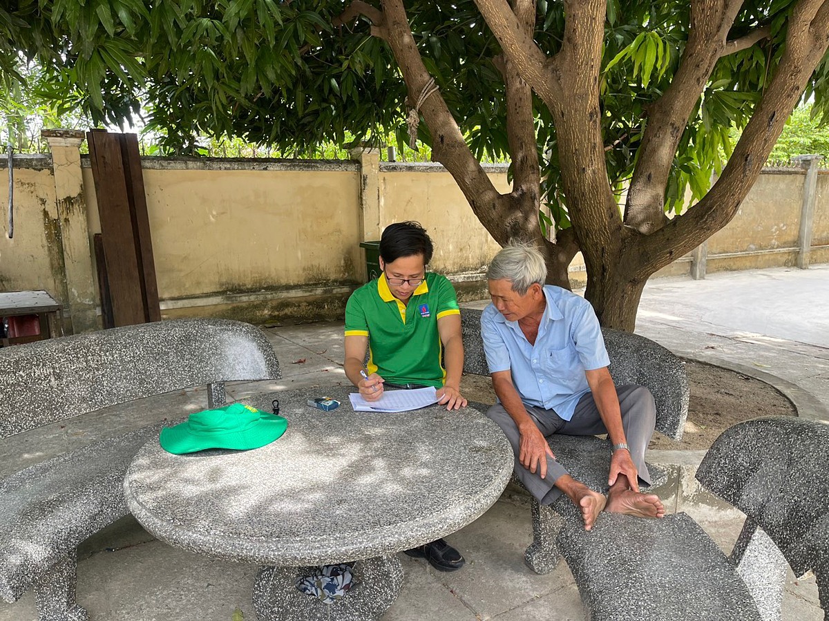 Kỹ sư Nhà máy NPK Phú Mỹ lắng nghe ý kiến bà con nông dân góp ý cho sản phẩm.