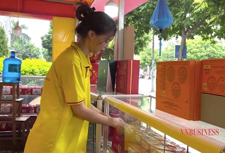 Các quầy hàng bánh trung thu vẫn đang trong trạng thái chờ khách, chờ thị trường sẽ bùng nổ.