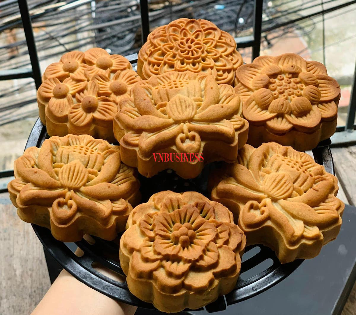 Nhiều chủ tiệm bánh handmade tại gia làm việc gần như xuyên đêm để nướng bánh trả đơn online.