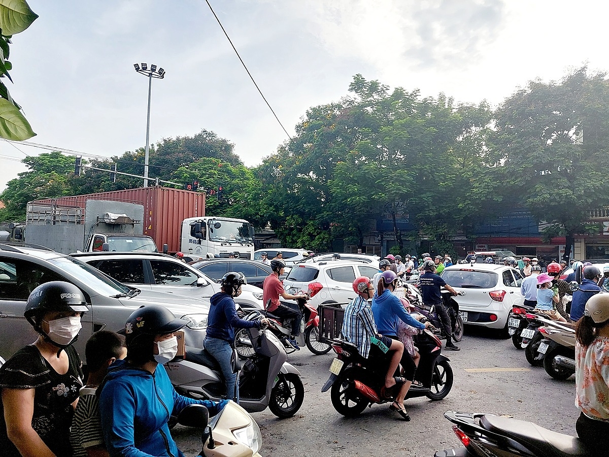 Ùn tắc giao thông tại ngã tư Ắc Quy - Hải Phòng.