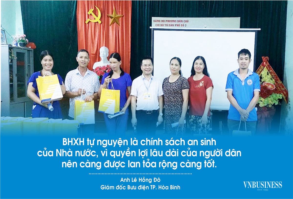 Anh Lê Hồng Đô &lpar;đứng giữa&rpar; tại một buổi tuyên truyền về chính sách BHXH tự nguyện.