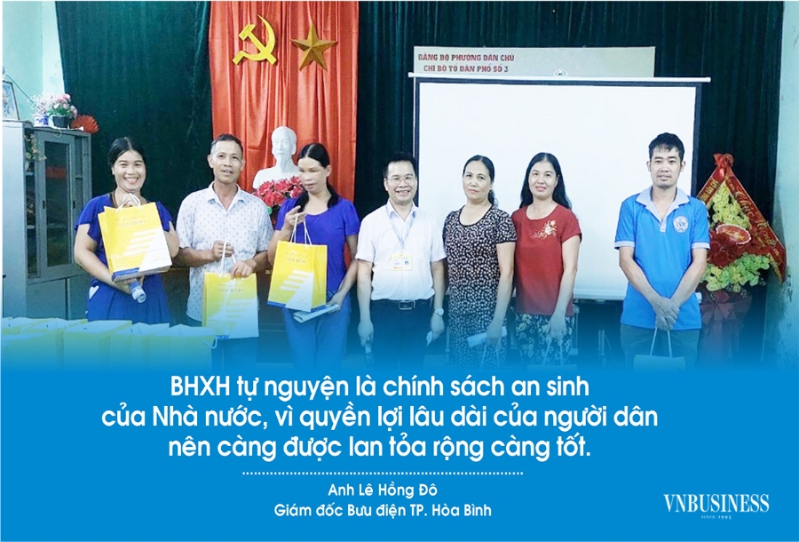 Anh Lê Hồng Đô &lpar;đứng giữa&rpar; tại một buổi tuyên truyền về chính sách BHXH tự nguyện.