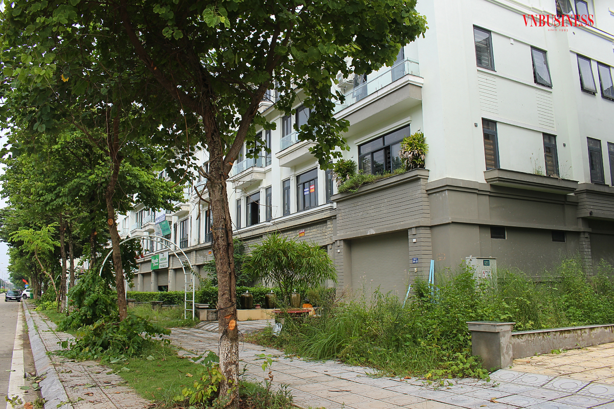 Sau nhiều năm trời được chủ đầu tư bàn giao, không ít khu biệt thự “nhà giàu”, nhà liền kề, shophouse vẫn trong tình cảnh vắng vẻ, thưa thớt dân cư.