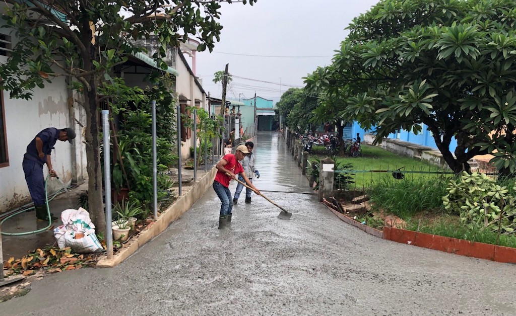 Bà con giáo dân ở Lạc An đã đóng góp tích cực vào việc xây dựng, bê tông hóa các tuyến đường, hẻm ở nông thôn.