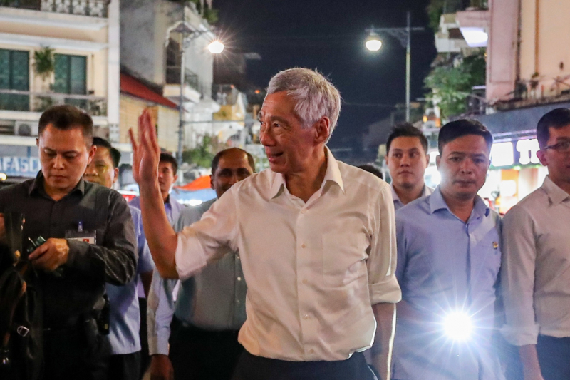 Thủ tướng Lý Hiển Long vui vẻ vẫy tay chào người dân Thủ đô.