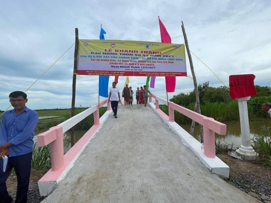 Những cây cầu bê tông mới xây từ sự đóng góp của chư tăng và quý phật tử giúp bộ mặt nông thôn mới ở huyện Trà Cú ngày thêm khởi sắc.