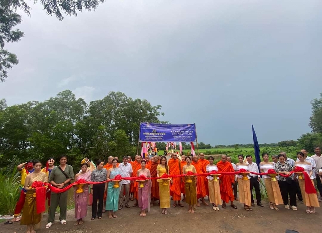 Các chư tăng, phật tử đã có nhiều đóng góp trong xây dựng cầu, đường nông thôn ở huyện Trà Cú.