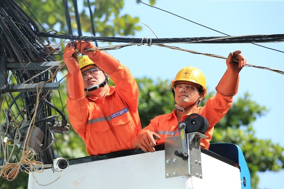 Bộ Công Thương cho rằng cần thiết bổ sung quy định về việc giảm dần, tiến tới xóa bỏ bù chéo giá điện giữa các nhóm khách hàng, giữa các vùng miền