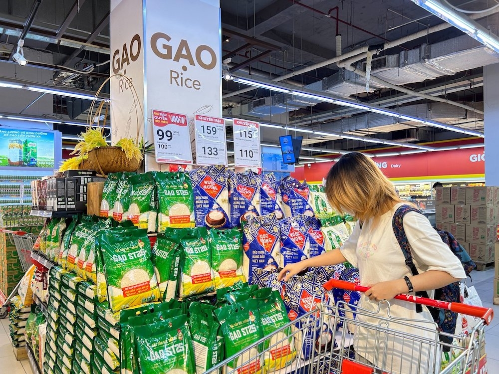 Các siêu thị, trung tâm thương mại đang mạnh tay giảm giá sản phẩm từ 20-50% trong dịp nghỉ lễ 2/9.