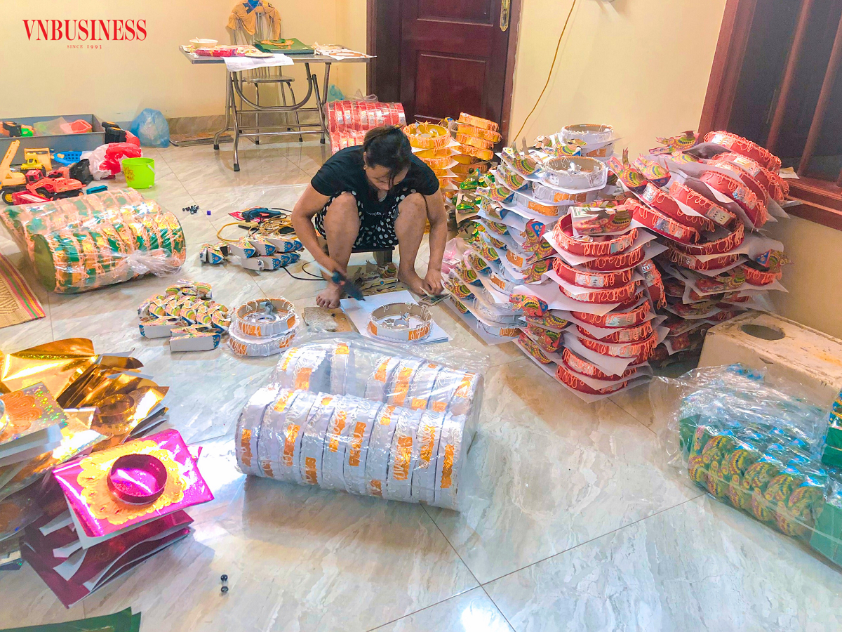 Gia đình chị Nguyễn Thị Thùy nhận thêm các đơn sản xuất vàng mã thủ công về làm tại nhà để kiếm thêm thu nhập.