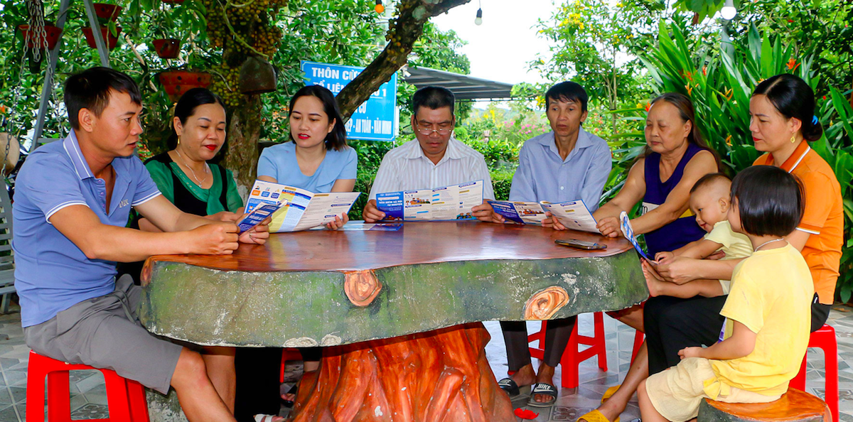 Chị Trần Thị Ngọc Quyên &lpar;thứ 3 từ trái qua&rpar; trong lần tuyên truyền bảo hiểm xã hội.