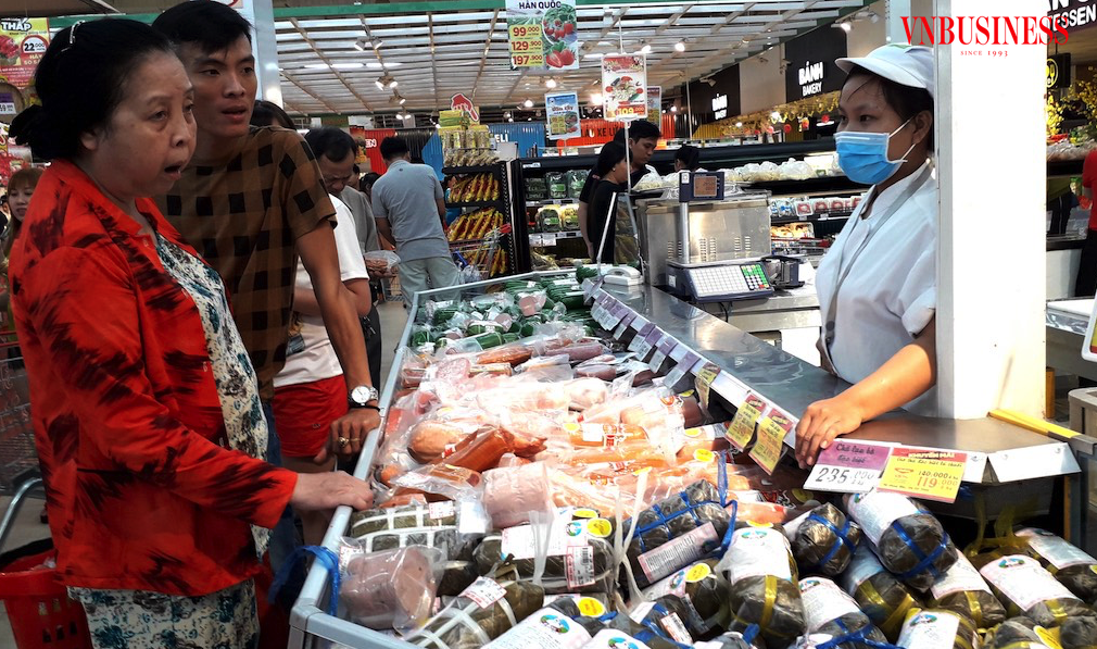 Giá lương thực, thực phẩm gia tăng làm cho người tiêu dùng vốn đang thắt lưng buộc bụng càng thêm đắn đo.