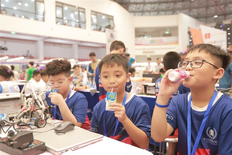 Sữa Vinamilk SuSu với vị chua chua ngọt ngọt tiếp thêm năng lượng cho các “tuyển thủ nhí”.