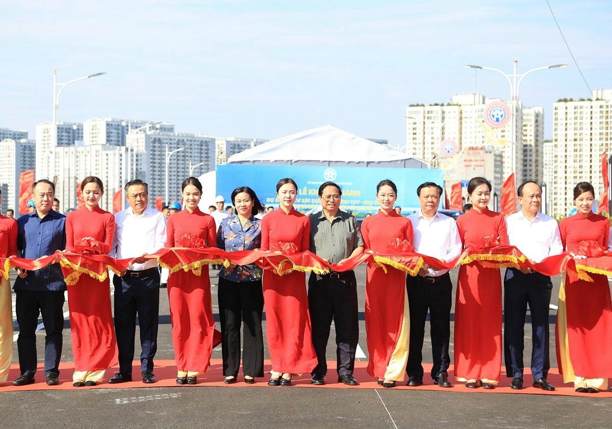 Thủ tướng Phạm Minh Chính cắt băng khánh thành cầu Vĩnh Tuy 2 sáng 30/8.