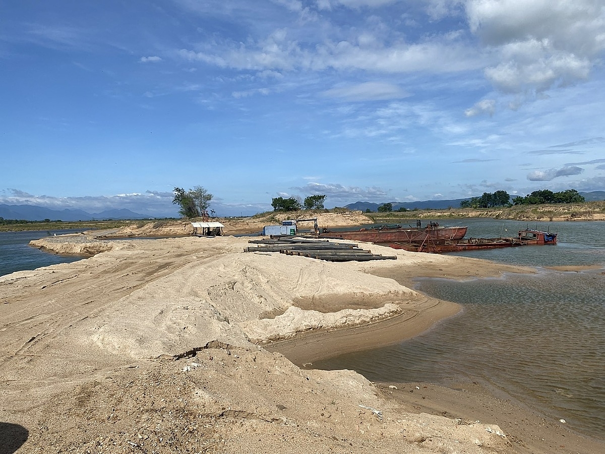 Hình ảnh thực tế tại mỏ cát sông Đà Rằng trong thời gian ngưng hoạt động.