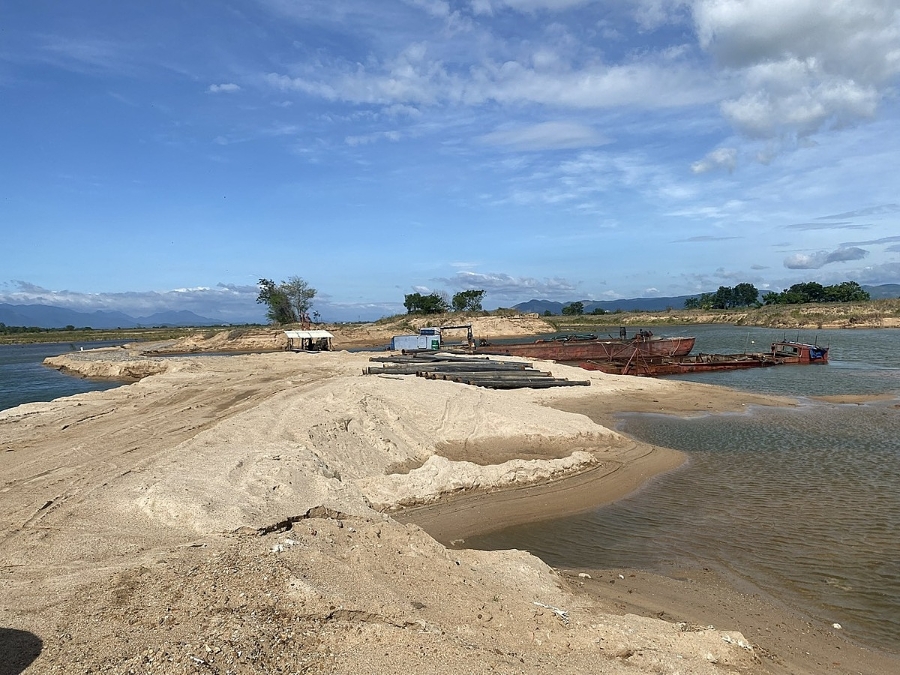 Hình ảnh thực tế tại mỏ cát sông Đà Rằng trong thời gian ngưng hoạt động.