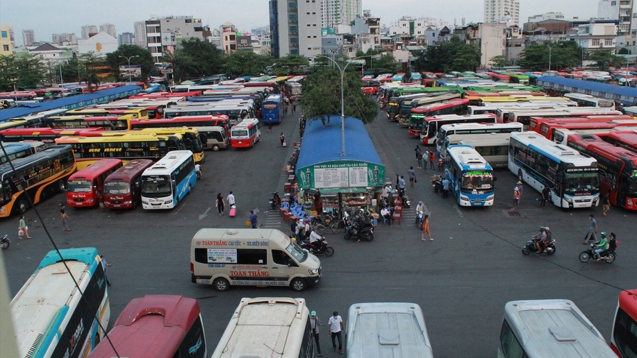 Nguồn cung lớn hơn cầu khiến các HTX vận tải hành khách phải cạnh tranh khốc liệt.