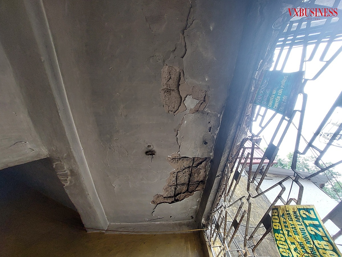 Nhiều mảng trần nhà đã bị lở.